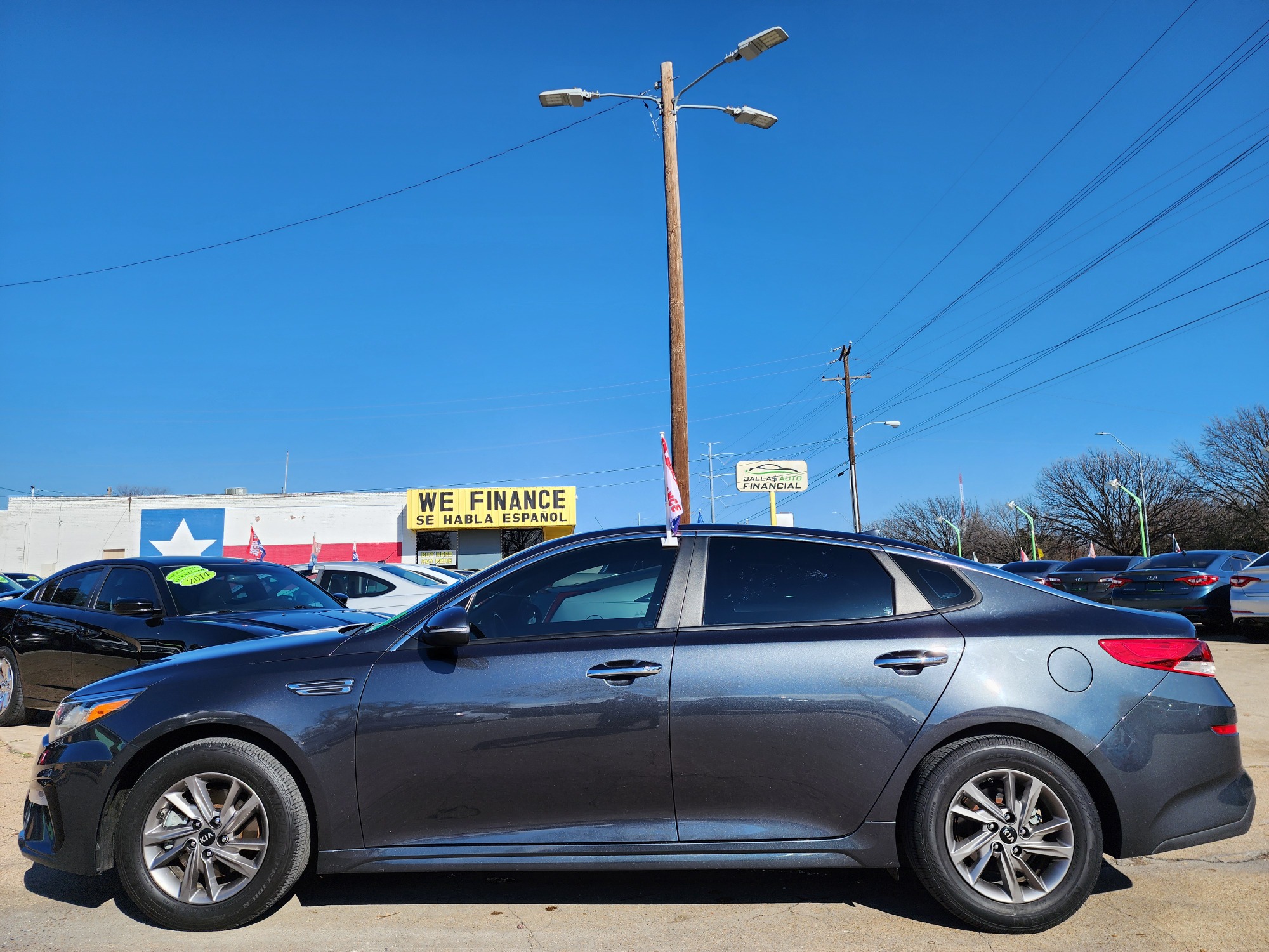 2020 SILVER Kia Optima LX (5XXGT4L39LG) , AUTO transmission, located at 2660 S.Garland Avenue, Garland, TX, 75041, (469) 298-3118, 32.885551, -96.655602 - Welcome to DallasAutos4Less, one of the Premier BUY HERE PAY HERE Dealers in the North Dallas Area. We specialize in financing to people with NO CREDIT or BAD CREDIT. We need proof of income, proof of residence, and a ID. Come buy your new car from us today!! This is a Very clean 2020 KIA OPTIMA - Photo #6